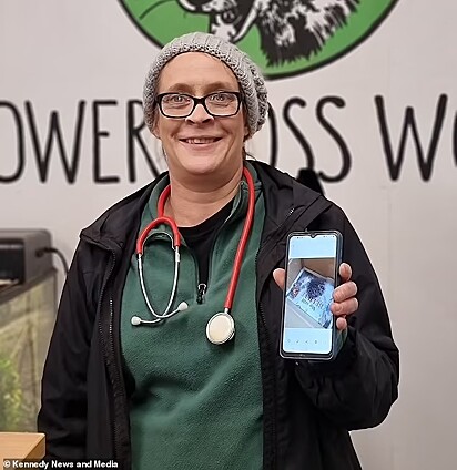 Janet Kotze mostrando a foto desse paciente fofo. 
