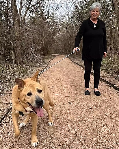 Jeanette e Velcro adoram fazer caminhadas juntos.