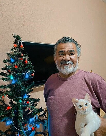 O homem gosta demais do gatinho!