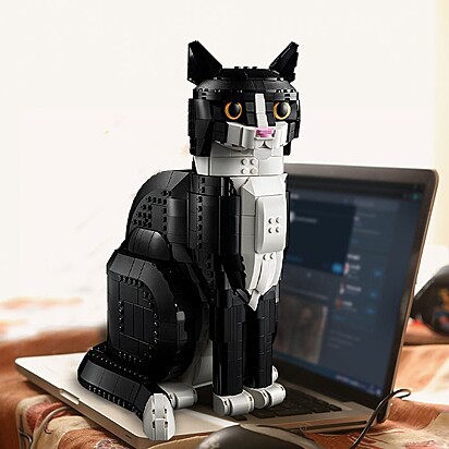 O gato de LEGO é descrito pelo site como “uma decoração felina fabulosa”.