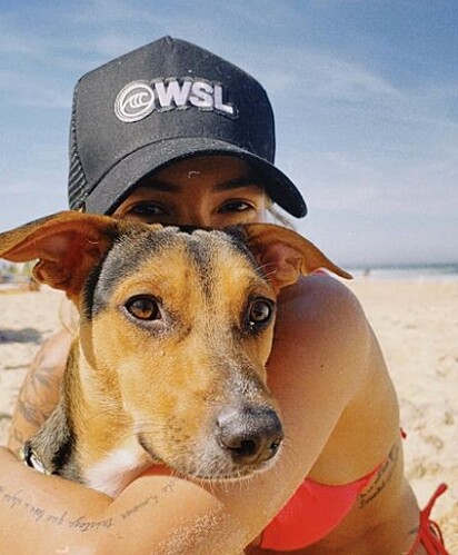 O cão adora passeios em família, principalmente se for na praia.