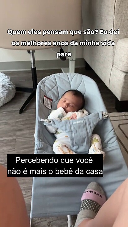 O bebê por outro lado não parece preocupado com a disputa.