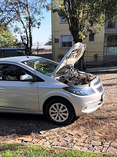 Luciene ´precisou estacionar o carro por questão mecânica.