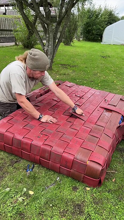 Mike construiu uma balsa para os ursos.