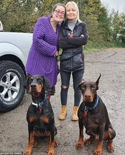 Lucy e Katie, junto com seus dobermanns.