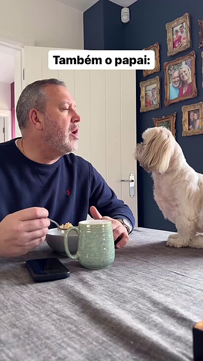 O homem faz questão de incluir o pet na rotina.