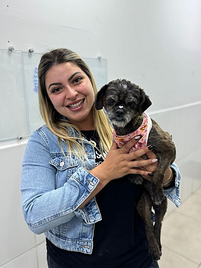 Paola com a pet na clínica veterinária.