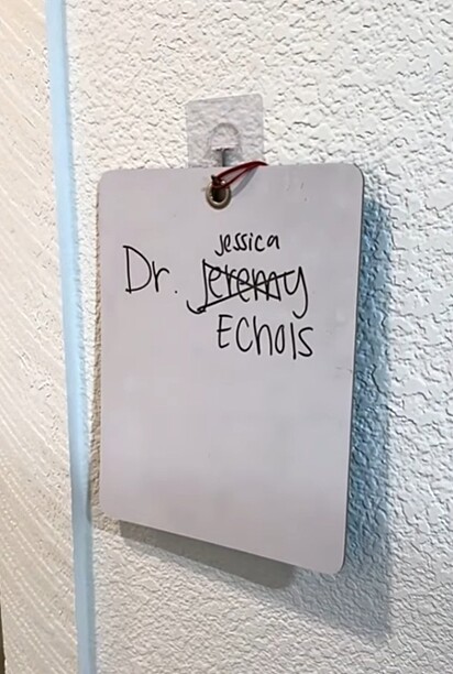 Agora ele não era mais Dr. Jeremy, mas sim, Dra. Jessica Echols.