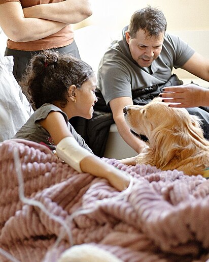 As crianças ficaram maravilhas com o golden retriever.