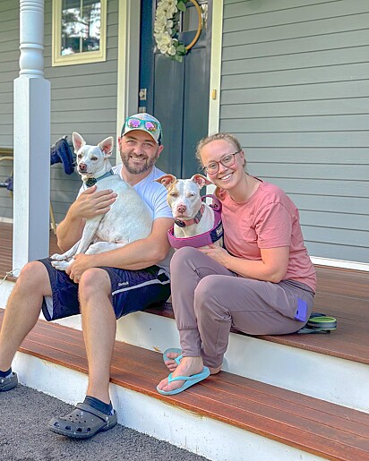 Nossa primeira foto de família de nós quatro juntos - James, Leah, Poundcake e Milkshake.