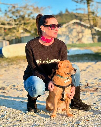 Jeane Lenzi e Ekko, seu cachorro.