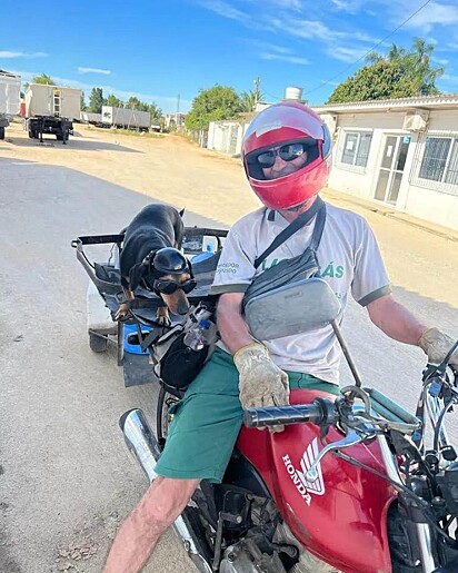 Jari Kaster e seu inseparável amigo canino, Negão.