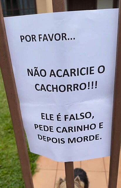 O aviso do portão.