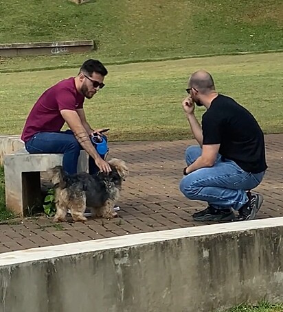 Ele pediu ao tutor do cachorro para emprestar o pet.