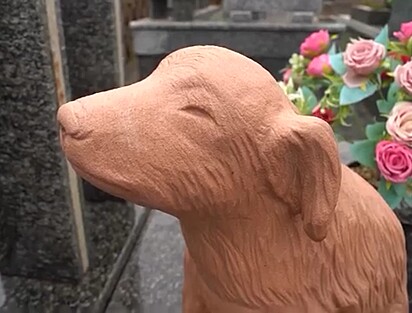 O artista dedicou horas de trabalho para esculpir o cãozinho do tamanho mais fiel possível.