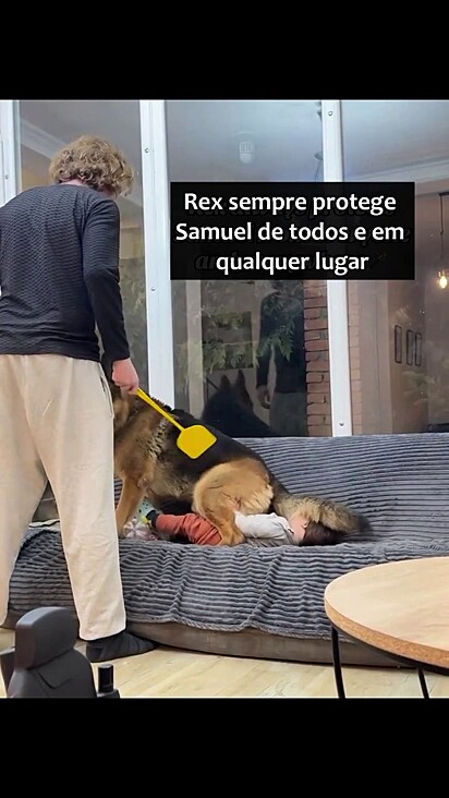 Samuel sabe que pode contar com a proteção do cão.