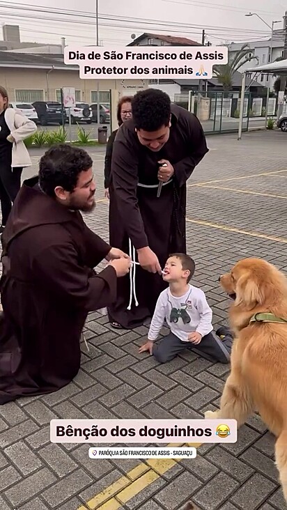 O mini humano do golden ajudou na brincadeira.