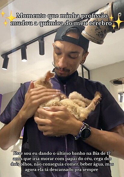 Gabriel segurando delicadamente a pequena e querida cachorrinha Bia nos braços.