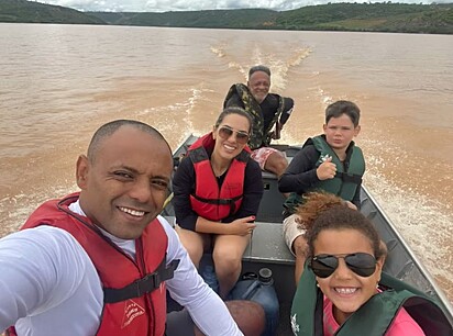 A família saiu para um passeio de barco para comemorar o aniversário de Juju.