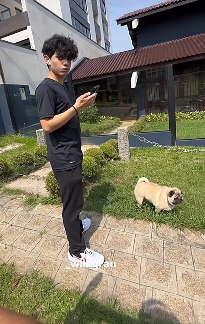 O garoto passeando tranquilamente com seu pug foi vítima de uma pegadinha.