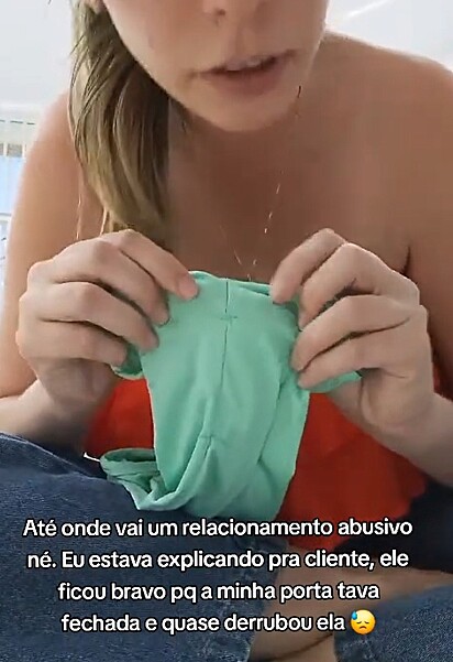 Naira gravava um vídeo para apresentar um produto a uma cliente.