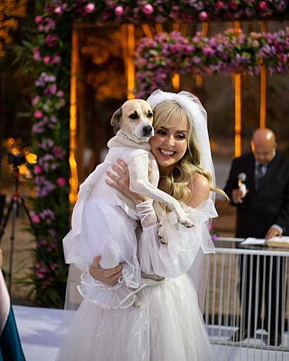 Tão linda quanto a noiva, Nina foi o destaque do casamento.