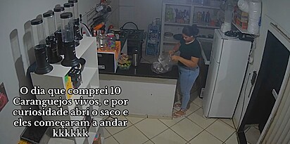 Kleira abrindo o saco dos caranguejos.