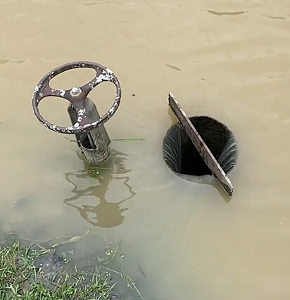 O lago possui um sistema de drenagem para evitar transbordamentos. A válvula não interfere nessa boca.