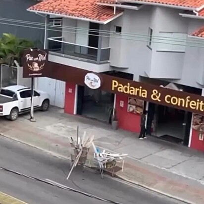 Uma mulher foi flagrada compartilhando a comida que recebeu de um comerciante com seus cães.