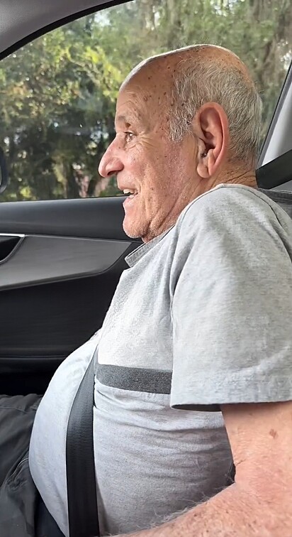 Um idoso de 86 anos, que sofre de Alzheimer, teve reação emocionante ao rever o seu cão.