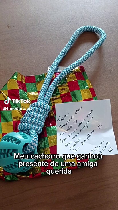 Junto com o presente a senhorinha escreveu um bilhete.