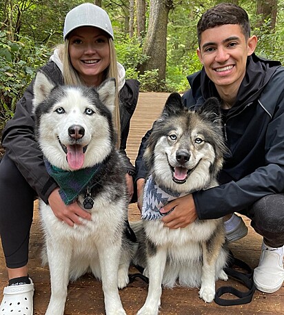Marriah e Kenny e os cães Kakoa e Sky.