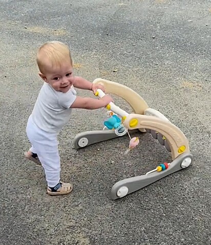 Fernanda filmava o filho que estava tentando dar alguns passos.
