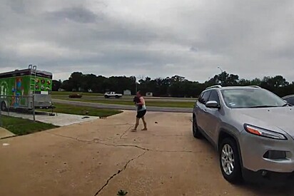 Mulher estaciona carro em frente a abrigo, e voluntários mal podem acreditar no que ela faz em seguida.