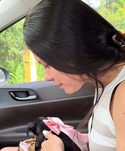 Amanda e a família surpreenderam a idosa com um filhote de cachorro.