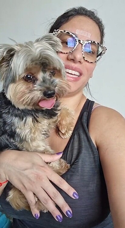 Nela, a tutora explica que seu cachorro, Snoopy, sofre de ansiedade de separação.