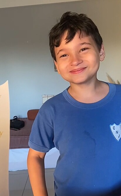 Um menino chamado Joaquim recebe um presente simbólico de sua cachorra Violeta. que faleceu recentemente.
