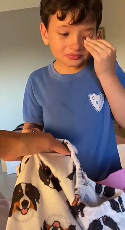 A surpresa emocionou o menino - e milhões de pessoas que assistiram ao vídeo.