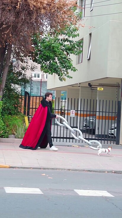 Com visual característico de mágico, Tomas transforma um simples passeio em espetáculo urbano.