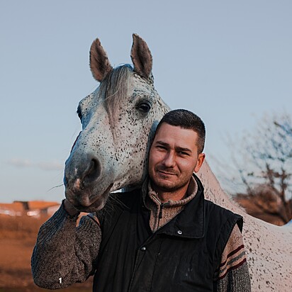 Cavalos podem ser protetores de seus donos, especialmente quando existe um vínculo forte entre eles.