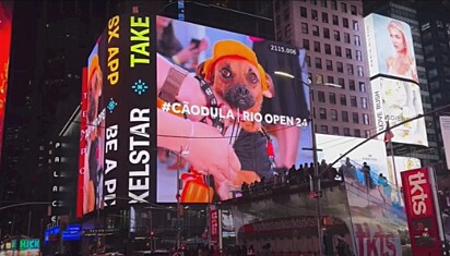 Úrsula, vestida de cãodula, apareceu até na Times Square.