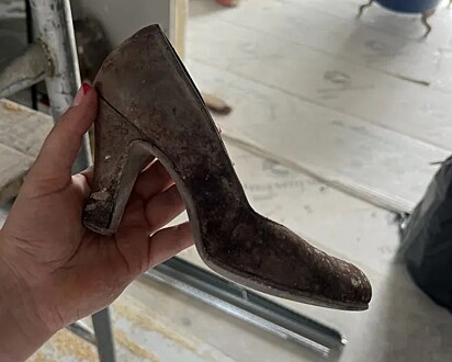 O casal decidiu manter o sapato na casa.