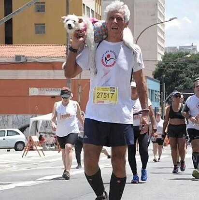 Alberto Marques e Ziggy, sua companheira de corrida.
