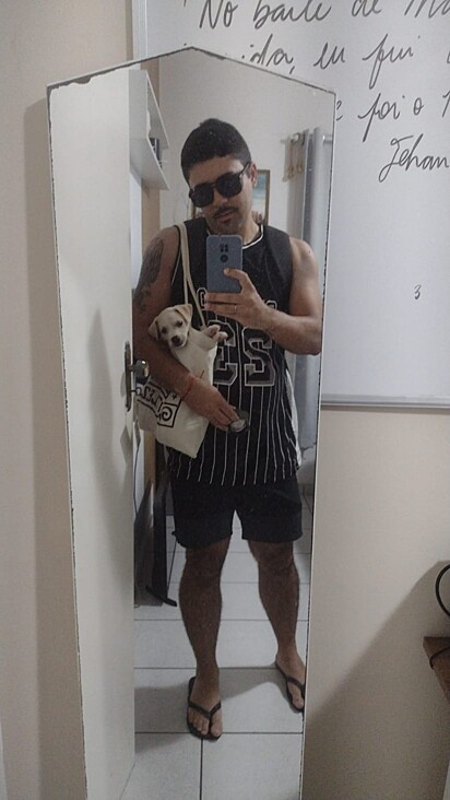 Jehan adotou o filhote e o carregou para casa dentro de uma ecobag.