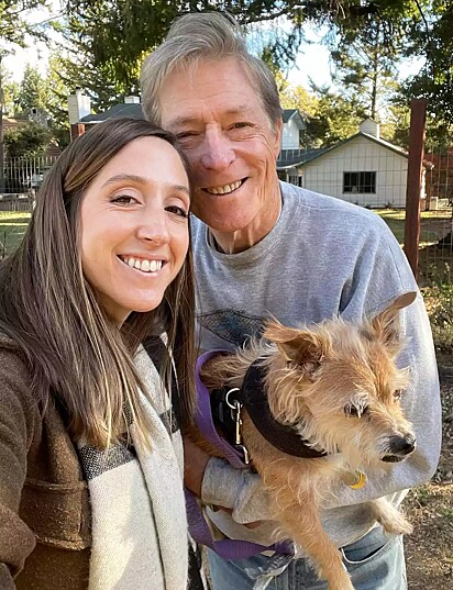 Katie Ekin ao lado de seu pai, Gary, que segura no colo Chandler, seu cachorro.