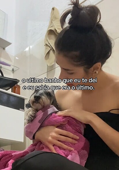 Nicole se emocionou durante o banho e chorou segurando o pet nos braços.