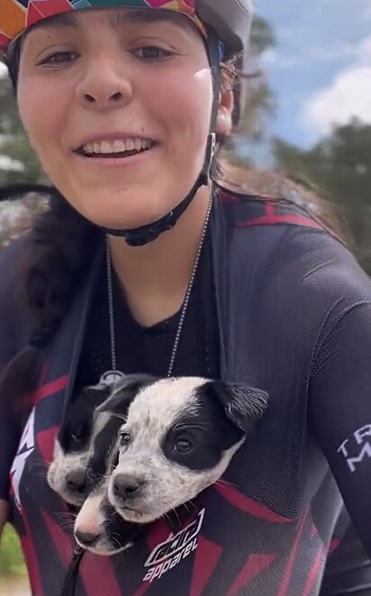 Andrea e Jessy carregaram os filhotes dentro do traje de ciclista.