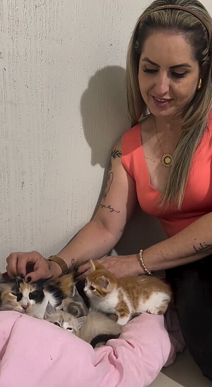 Agora, a família está reunida e em segurança, enquanto aguardam por novos lares.