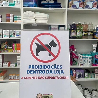 Placa que a gerente colocou na recepção.