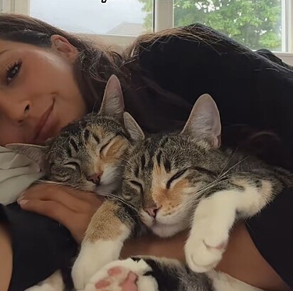 Adotar dois irmãos juntos dá a ambos a sensação de segurança.